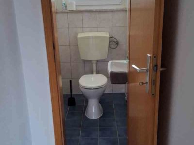 Blick in das Gäste-WC der Ferienwohnung 1 der Pension Quellenhof in Altenau im Oberharz