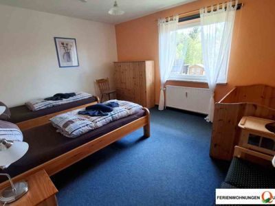 Blick in das zweite Schlafzimmer der Fereinwohnung 1 der Pesnion Quellenhof in Altenau im Oberharz