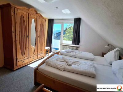 Wer erholsamen Schlaf und schöne Tage im Harz erleben wll ist in Ferienwohnung 5 der Pension Quellenhof in Altenau genau richtig. Die Ferienwohnung bietet Platz für bis zu 8 Personen.