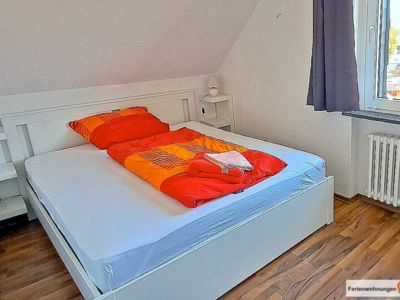 Modern und schlicht eingerichtetes Schlafzimmer der ferienwohnung 8 im Haus Celina des Quellenhof Altenau