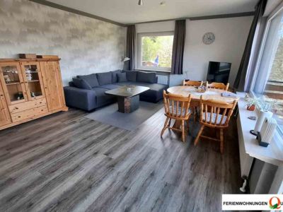 Blickwinkel von der Balkontür in den Wohnraum der Ferienwohnung 1 der Pesnion Quellenhof Altenau