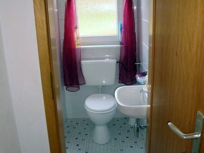 2 Toiletten sind besser als eine und so bietet die Ferienwohnung ein Gäste-WC zusätzlich zum Bad