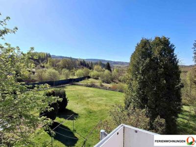 Der Blick vom Balkon über die grüne Landschaft des Harzes in Altenau ist einfach schön. Ruhe genießen und Erholung tanken ist hier garantiert.