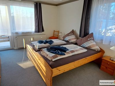 Das gemütlich eingerichtete Schlafzimmer 1 in der Ferienwohnung der Pension Quellenhof im Haus Samantha in Altenau