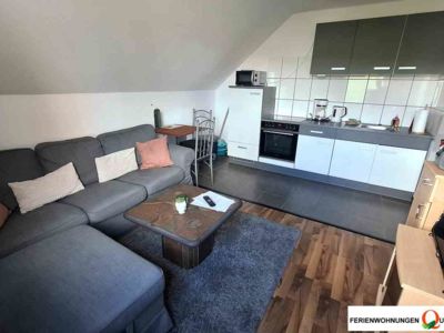 Ferienwohnung 8, Wohnraum mit Sofa, Tisch, Esstisch, Sat-TV und Küchenzeile. Schöne Unterkunft für Wanderungen und Ausflüge in den Oberharz.