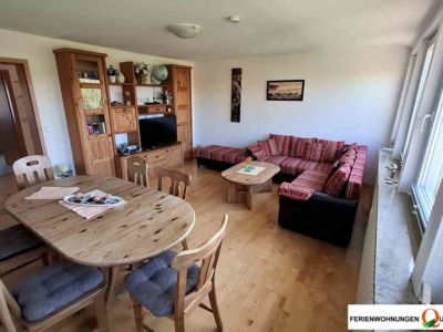 Der Wohnraum der Fereinwohnung 5 bietet ein großzügiges Ecksofa mit Schlaffunktion, Schrankwand mit Sat-TV und einen REssplatz. Ideal für Familien und Gruppen bis 8 Personen