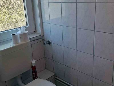 Zur Ferienwohnung 5 im Haus Celina gehört ein Gäste-WC.