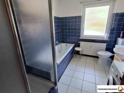 Im Bad der Fereinwohnung 1 finden SIe die Dusche, eine Badewanne, das WC, ein Waschbecken mit Spiegel- und Unterschrank sowie eine Waschmaschine