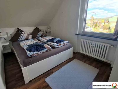 Ruhe und Erholung finden Sie im einladenden Schlafzimmer der Fereinwohnung 8 der Pension Quellenhof Altenau.