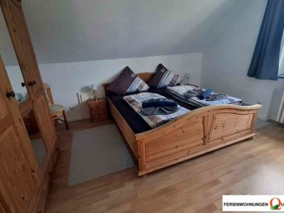 Erholsamer Schlaf ist in diesem Schlafzimmer der Ferienwohnung 7 im Haus Celina der Pension Quellenhof in Altenau im Oberharz garantiert.