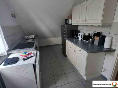 Die Küche der Ferienwohnung 7 ist mit Spülmaschine, Backofen, Ceranfeld, Kühlschrank mit Gefrierfach, Kaffeemaschine, Wasserkocher und Mikrowelle komplett ausgestattet, so dass Sie auf nichts verzichten müssen.